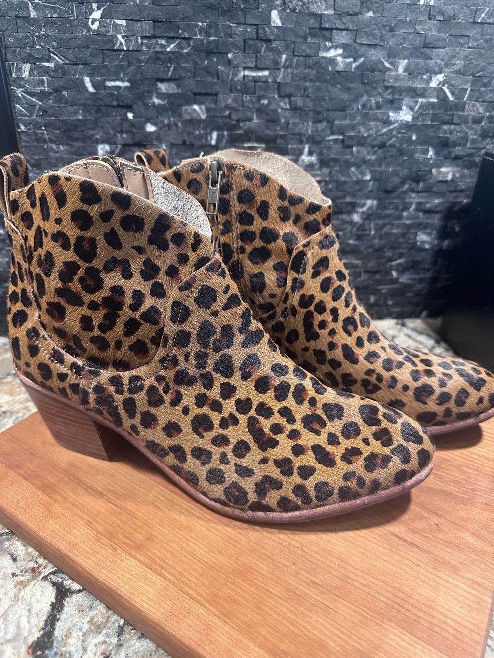 UGG Kingsburg Calf Hair Bootie Leopard Block Heel Boots Size 8 Cowgirl Rodeo